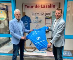 Jacco Kat ontvangt blauwe trui van Tour de Lasalle voor trouwe sponsoring